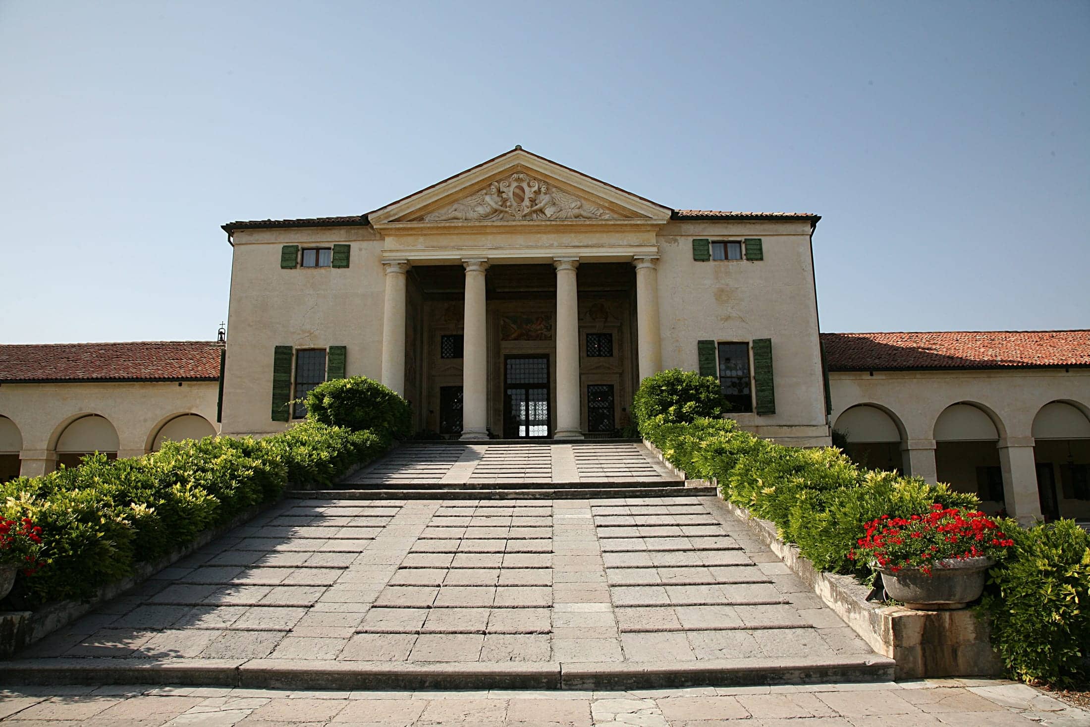 Antico Borgo di Villa Emo, Vedelago, Veneto: exterior, frontal view of the villa with its pedimented portico and both flanking arcaded barchesse.