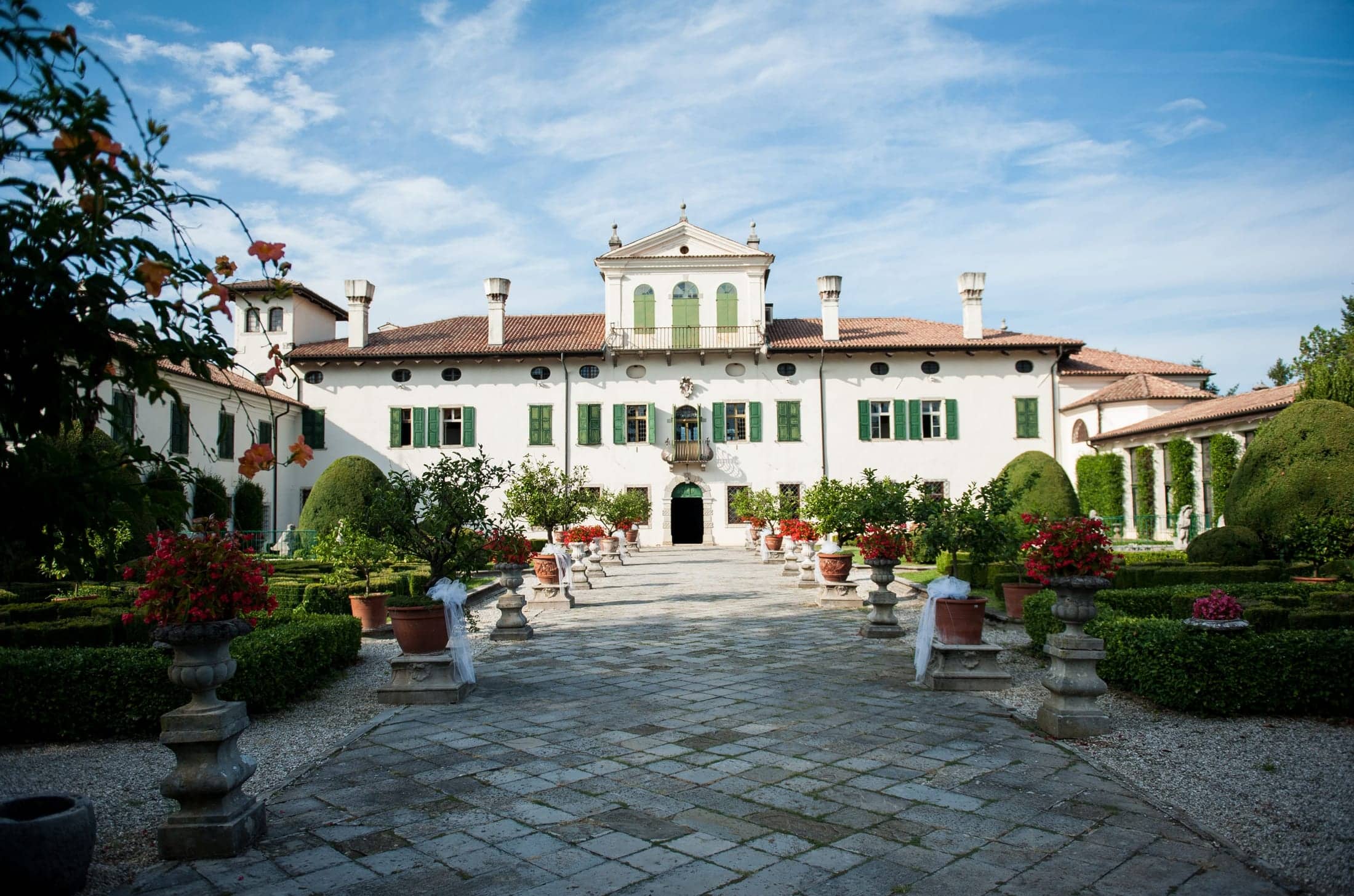 Villa de Claricini Dornpacher, Moimacco, Friuli-Venezia Giulia: exterior with formal garden and gravel court.